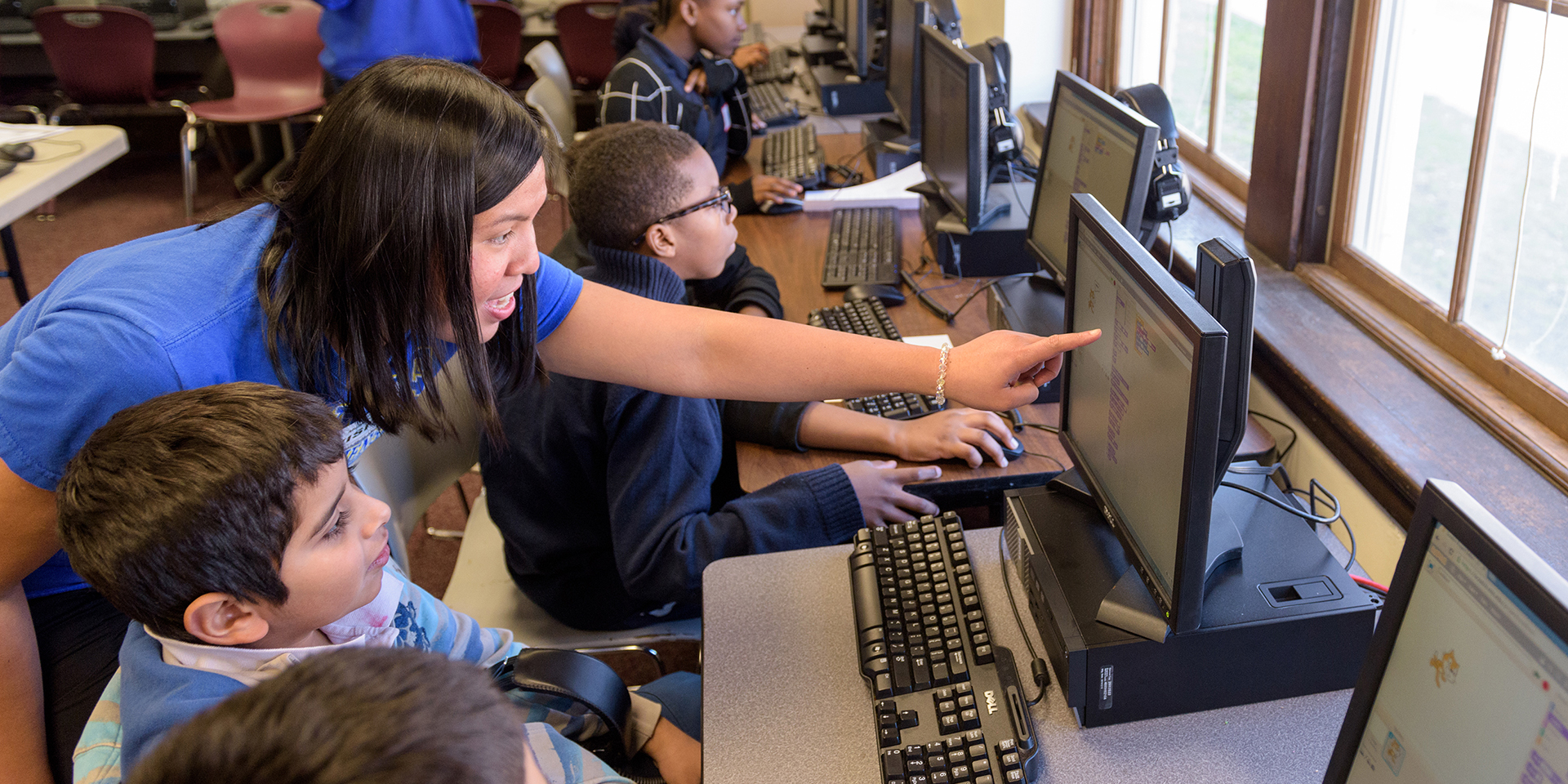 Student teacher works with students in computer lab